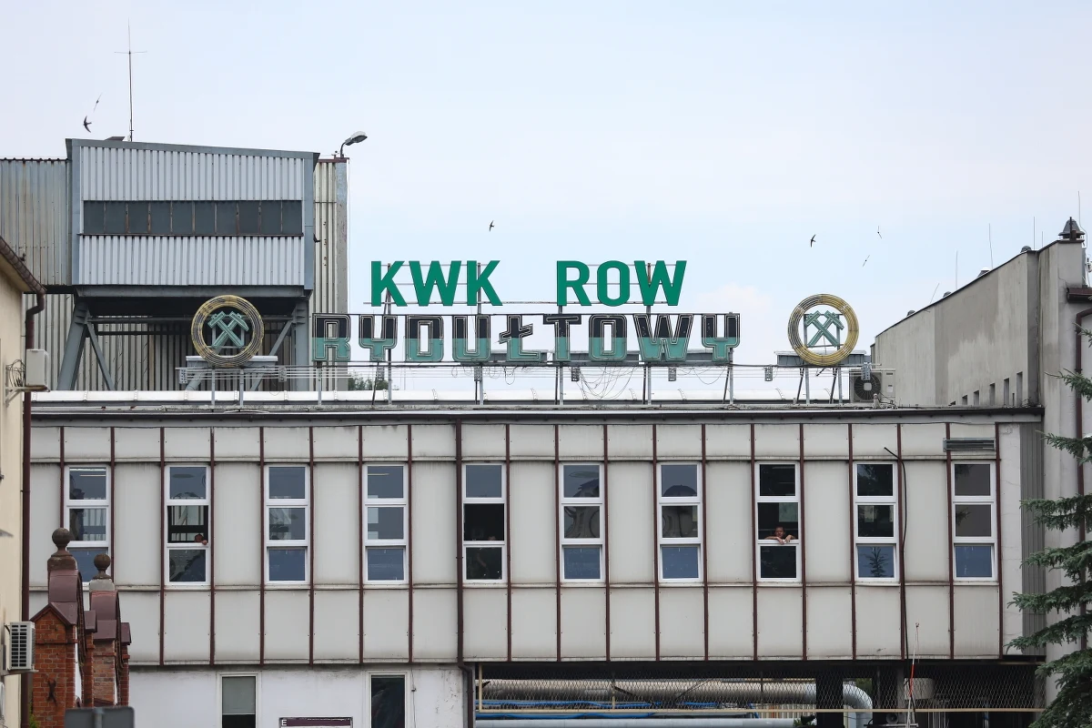 Ratownicy nadal próbują dotrzeć do górnika, który zaginął po czwartkowym wstrząsie w kopalni Rydułtowy. "Wykonano ok 10 proc. przewidywanej długości wyrobiska ratunkowego, które powinno pozwolić ratownikom na dotarcie do poszukiwanego górnika" - przekazała w komunikacie Polska Grupa Górnicza, do której należy kopalnia. 