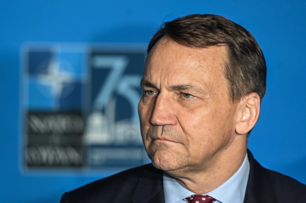 Radosław Sikorski wystąpił w American Enterprise Institute. Szef polskiego MSZ mówił m.in. o sankcjach na Rosję. „Jeśli utrzymamy presję i zamkniemy luki w sankcjach, w ciągu roku, dwóch Rosja dojdzie do ściany i może jej zabraknąć środków na prowadzenie wojny” – stwierdził Sikorski. Polityk powiedział też, że Polska będzie starała się łagodzić tarcia między USA i Chinami.