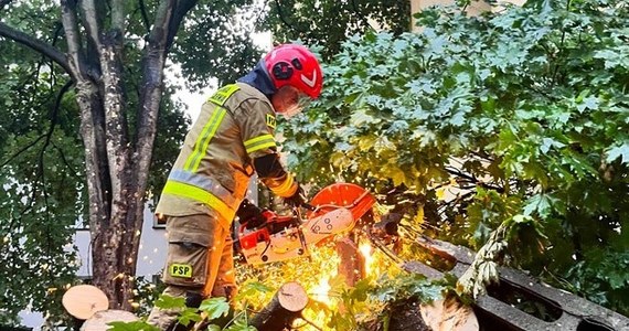 Tomaszów Mazowiecki poważnie ucierpiał w wyniku nawałnicy, która w piątek wieczorem przeszła nad miastem. Na zdjęciach i filmach widać ogrom zniszczeń wywołanych przez gwałtowną burzę.