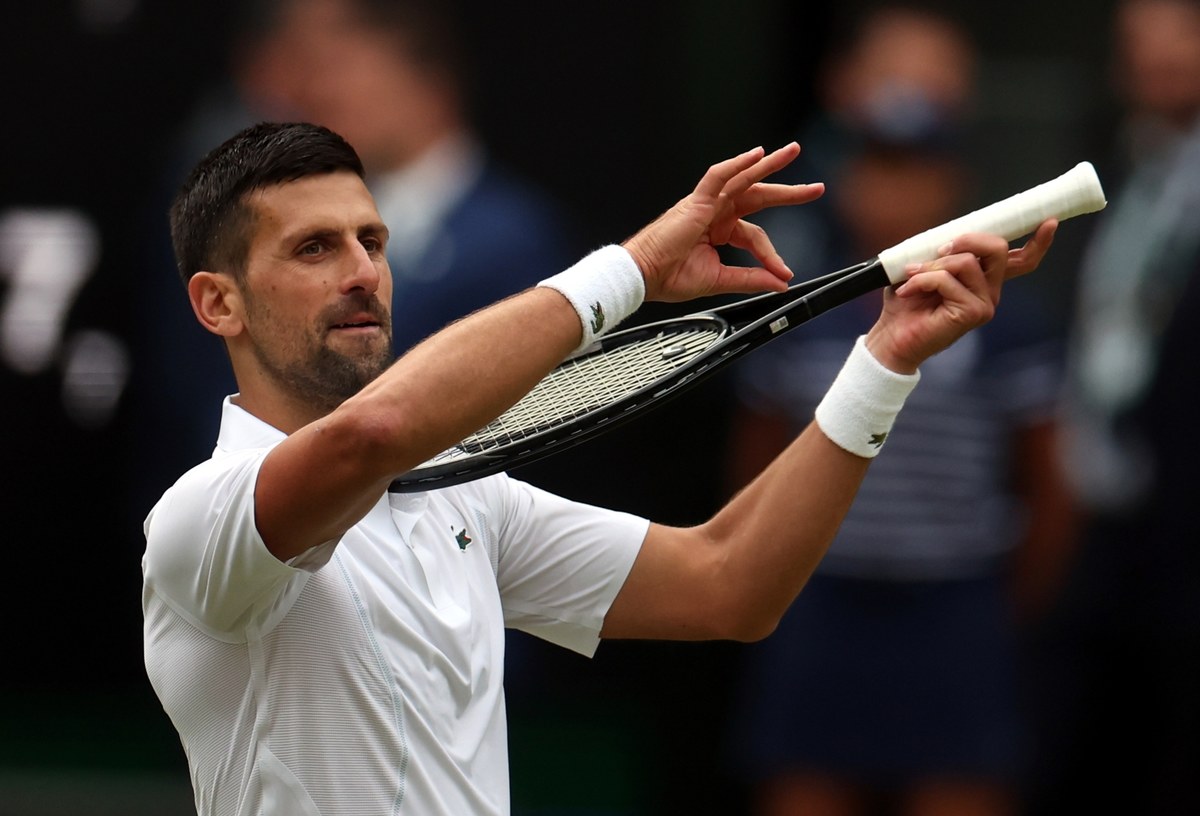 Novak Djoković awansował w piątek do finału wielkoszlemowego turnieju tenisowego w Wimbledonie. Serb w półfinale pokonał Włocha Lorenzo Musettiego 6:4, 7:6 (7-2), 6:4. W finale dojdzie zatem do powtórki z ubiegłego roku, bowiem "Nole" zmierzy się z obrońcą tytułu Hiszpanem Carlosem Alcarazem.