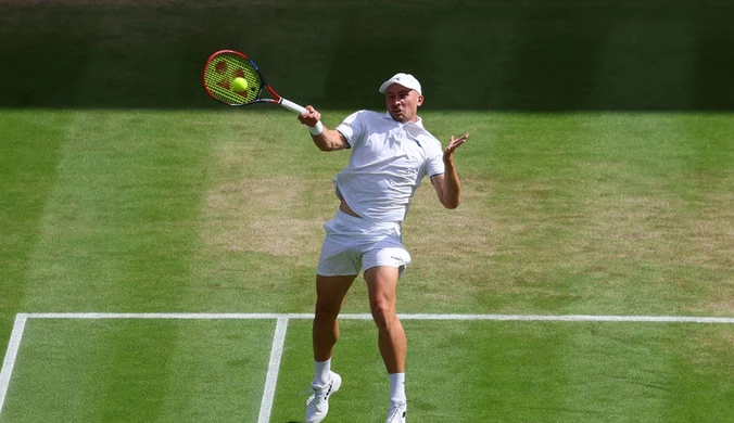 Spektakularna obrona, mistrz Roland Garros pokonany. Polak w finale Wimbledonu