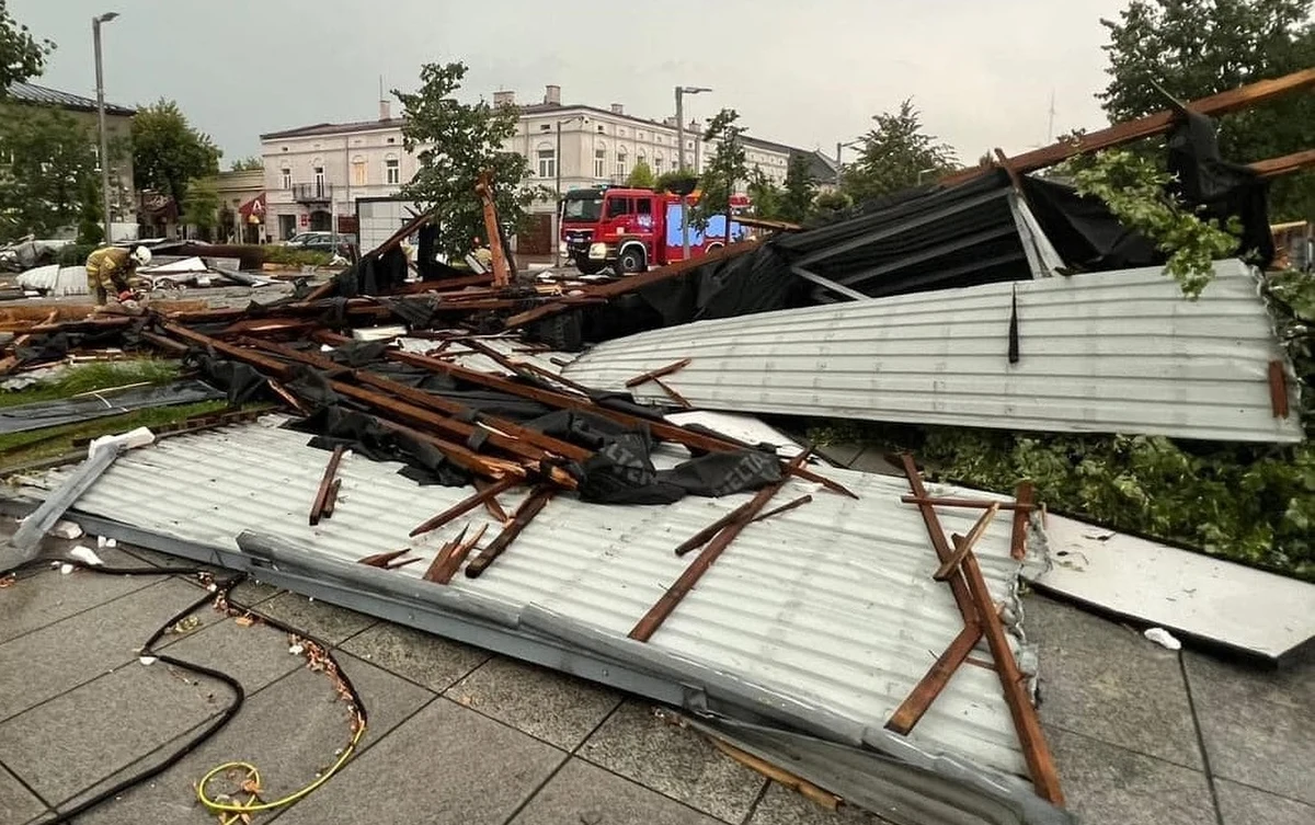 125 interwencji w Tomaszowie Mazowieckim w Łódzkiem odnotowali strażacy po przejściu nawałnicy. Najwięcej zniszczeń jest w centrum miasta. W całym powiecie tomaszowskim służby interweniowały 170 razy.
