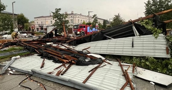 125 interwencji w Tomaszowie Mazowieckim w Łódzkiem odnotowali strażacy po przejściu nawałnicy. Najwięcej zniszczeń jest w centrum miasta. W całym powiecie tomaszowskim służby interweniowały 170 razy.