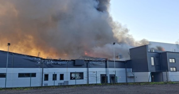 Strażakom udało się opanować pożar w miejscowości Malec w Małopolsce. Obecnie trwa jego dogaszanie i rozbiórka zniszczonych budynków - przekazała małopolska straż pożarna. 