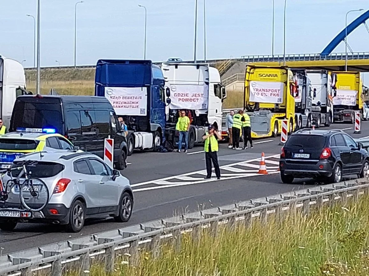 Zakończył się protest przewoźników drogowych, którzy w sobotę od rana blokowali węzeł Pyrzyce na drodze S3 w kierunku Szczecina - poinformowała dyżurna punktu informacji drogowej. Strajk 20 ciężarówek trwał od godz. 7.30. 
