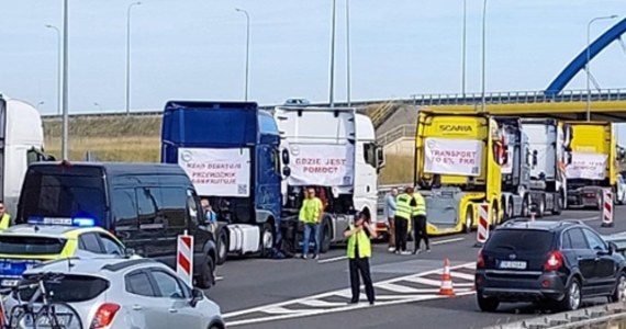 Zakończył się protest przewoźników drogowych, którzy w sobotę od rana blokowali węzeł Pyrzyce na drodze S3 w kierunku Szczecina - poinformowała dyżurna punktu informacji drogowej. Strajk 20 ciężarówek trwał od godz. 7.30. 