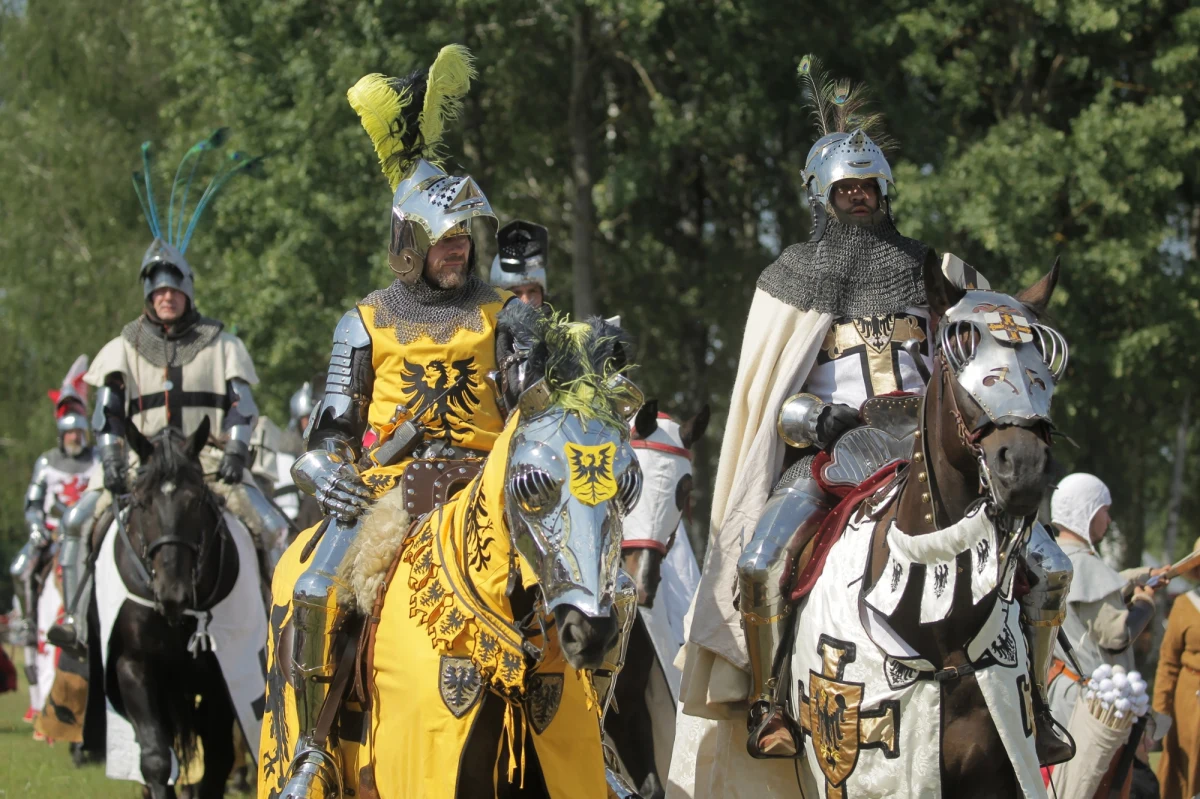 Około 1200 rekonstruktorów w historycznych strojach i ponad 60 tys. widzów, którzy przyglądają się rycerskim zmaganiom - tego spodziewają się organizatorzy inscenizacji słynnej bitwy pod Grunwaldem. Przez weekend w okolicy Pól Grunwaldzkich będzie obowiązywać zmieniona organizacja ruchu. 