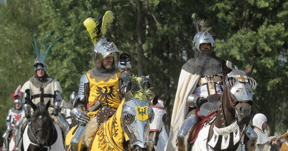 Około 1200 rekonstruktorów w historycznych strojach i ponad 60 tys. widzów, którzy przyglądają się rycerskim zmaganiom - tego spodziewają się organizatorzy inscenizacji słynnej bitwy pod Grunwaldem. Przez weekend w okolicy Pól Grunwaldzkich będzie obowiązywać zmieniona organizacja ruchu. 