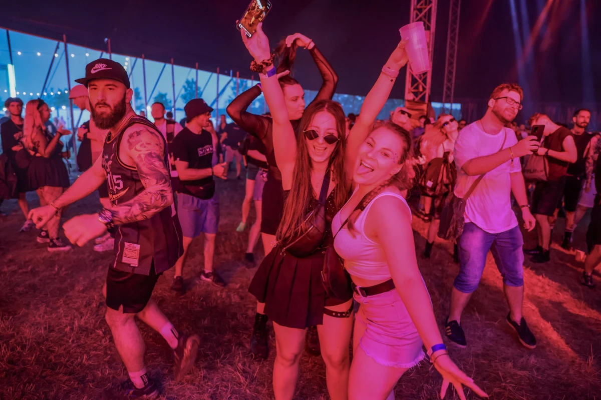 Rozpoczęła się pierwsza łódzka edycja festiwalu Audioriver. Burza i deszcz przerwały w piątkowy wieczór imprezę. Organizatorzy zapowiadają, że w sobotę i niedzielę festiwal na Łódzkich Błoniach będzie kontynuowany. W imprezie bierze udział około 30 tys. osób.