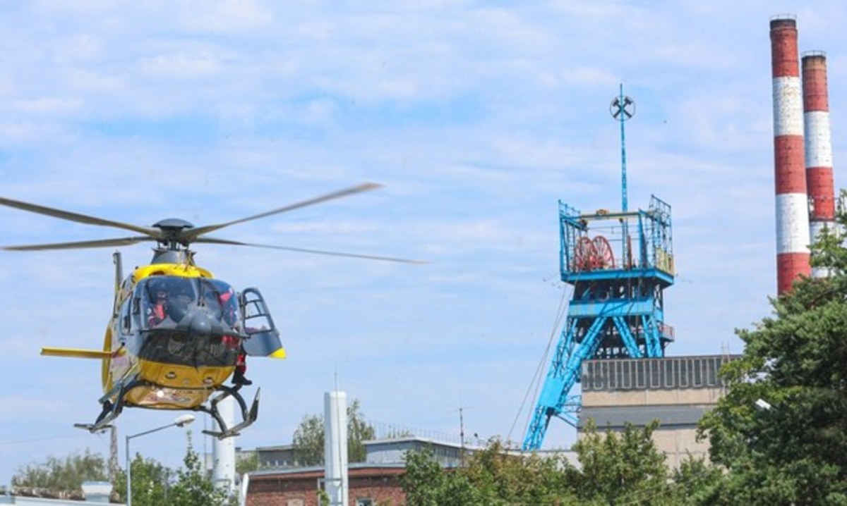 Ratownicy dotarli do 32-letniego górnika, który zaginął po czwartkowym wstrząsie w kopalni Rydułtowy. "Mężczyzna był przytomny"- poinformowała Polska Grupa Górnicza. Górnik został już przetransportowany na powierzchnię, a niedługo później zabrał go śmigłowiec LPR. Jak dowiedziała się dziennikarska RMF FM - stan mężczyzny jest stabilny, a jego życiu nie zagraża niebezpieczeństwo.