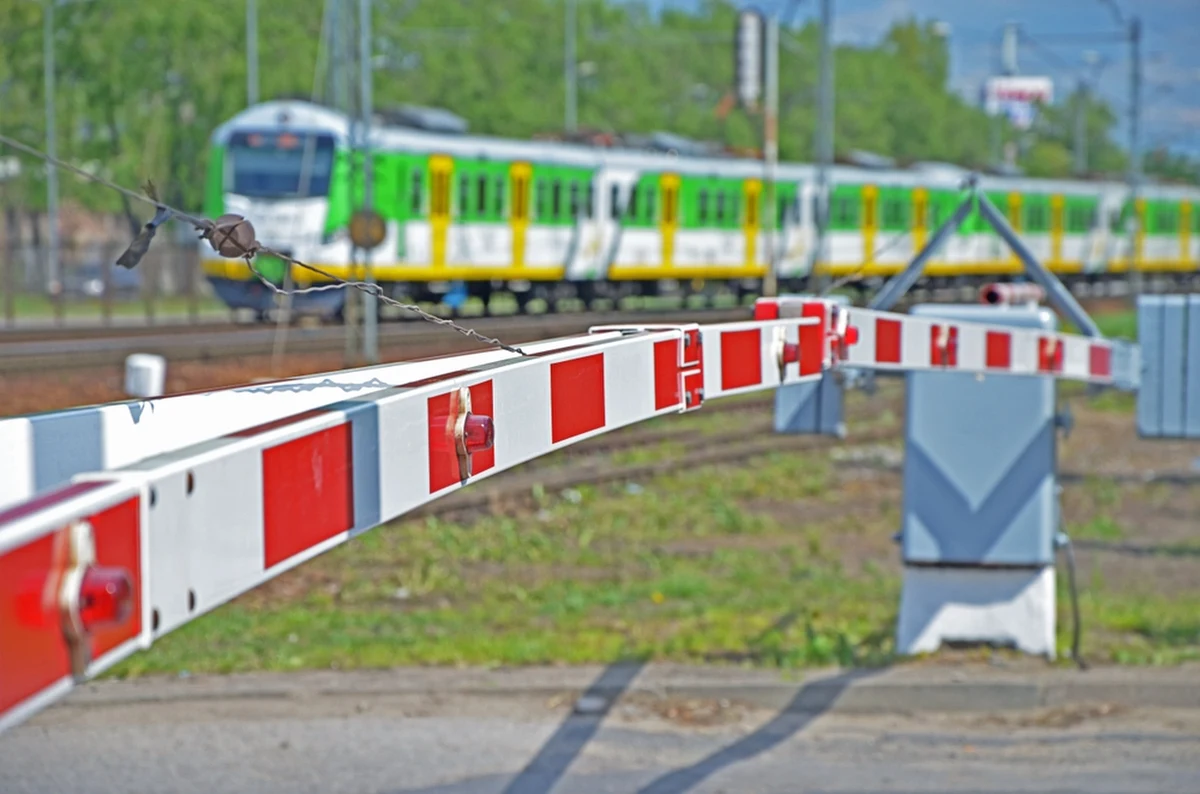 Przejazd kolejowy na ulicy Marsa w Rembertowie został zamknięty. Wymaga pilnej naprawy - poinformował Zarząd Transportu Miejskiego. Kierowcy pojadą objazdem, a autobusy zmienią trasę. 