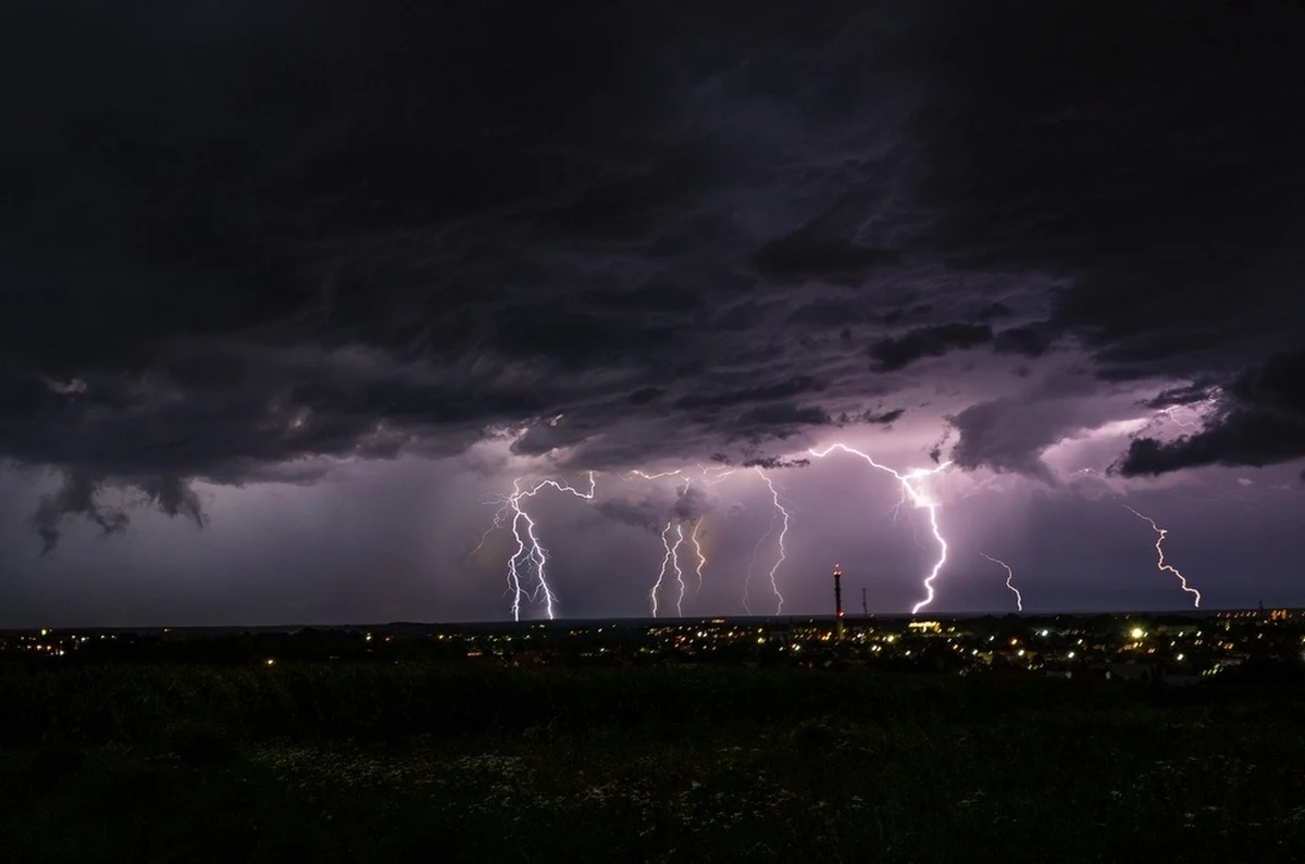 Państwowa Straż Pożarna informuje o tysiącach interwencji w całej Polsce, którą nawiedziły w ostatniej dobie potężne burze. Najwięcej zgłoszeń odnotowano w woj. mazowieckim, śląskim i łódzkim.