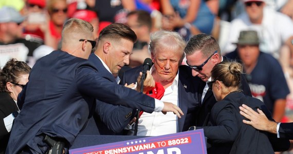 Donald Trump został postrzelony w ucho podczas sobotniego wiecu wyborczego w Butler w Pensylwanii. Były prezydent USA padł na ziemię podczas przemówienia, trzymając się za głowę, po czym został eskortowany do swojego pojazdu przez agentów Secret Service. "Wszystko z nim w porządku" - przekazał sztab kandydata republikanów.