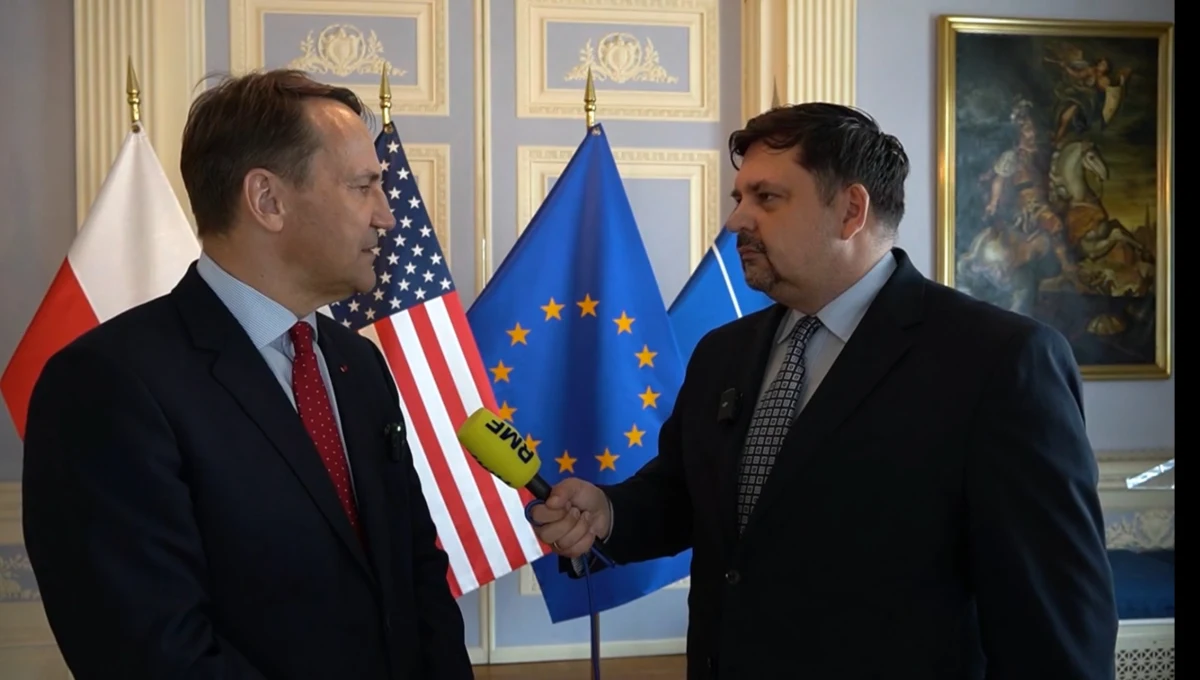 "Gdyby szczyt NATO podjął decyzję, że Ukraińcom wolno używać zachodniego sprzętu do zestrzeliwania tych bombowców, które bombardują ukraińskie szpitale, czy też niszczenia tych lotnisk, z których startują, byłbym bardziej usatysfakcjonowany" - tłumaczy swoje stanowisko szef polskiej dyplomacji w rozmowie z korespondentem RMF FM. Jak podkreśla Radosław Sikorski, nie byłaby to eskalacja konfliktu, a obrona własna.