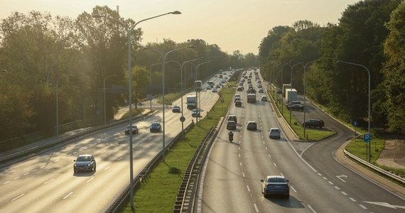 Wisłostrada będzie węższa o jeden pas w każdym kierunku. Powód? Przebudowa przejścia dla pieszych i przejazdu rowerowego. Od poniedziałku na warszawskich kierowców, pieszych i rowerzystów czekają utrudnienia - poinformował Zarząd Dróg Miejskich.