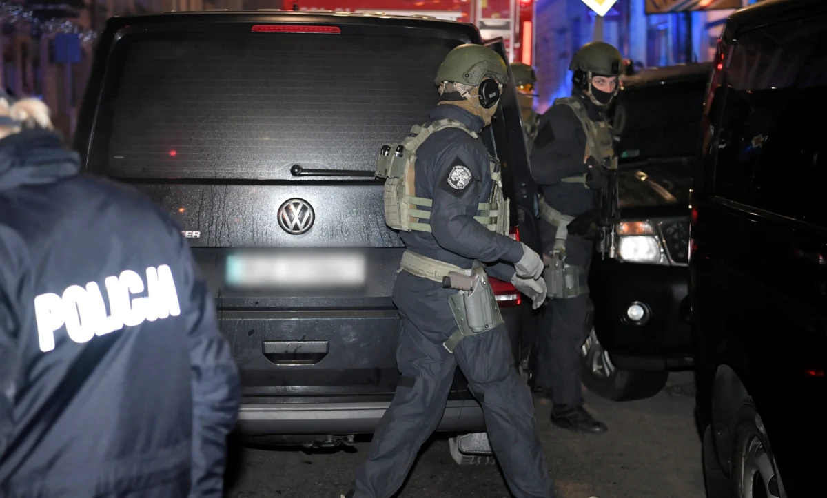 Policja i prokuratura wyjaśniają okoliczności śmierci 45-letniego mężczyzny z Łęczycy w Łódzkiem. Jego ciało znaleziono w jednym z mieszkań, z którego wcześniej padły strzały.