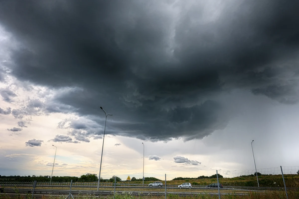 W niedzielę Instytut Meteorologii i Gospodarki Wodnej wydał ostrzeżenia I i II stopnia przed burzami dla północno-zachodniej i południowo-wschodniej części kraju. Alert przed burzami wydało też Rządowe Centrum Bezpieczeństwa.