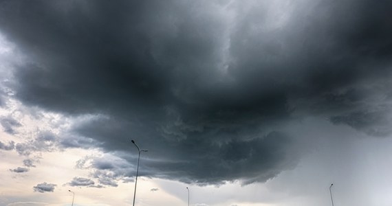 W niedzielę Instytut Meteorologii i Gospodarki Wodnej wydał ostrzeżenia I i II stopnia przed burzami dla północno-zachodniej i południowo-wschodniej części kraju. Alert przed burzami wydało też Rządowe Centrum Bezpieczeństwa.