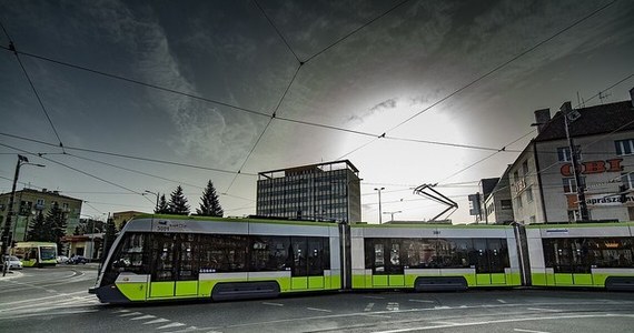 Na około miesiąc zostanie zamknięty wlot ul. Tuwima w al. Sikorskiego w związku z przebudową torowiska - podał olsztyński magistrat. Tramwaje nie będą kursować w tym rejonie, a dla pasażerów uruchomiona zostanie komunikacja zastępcza. 