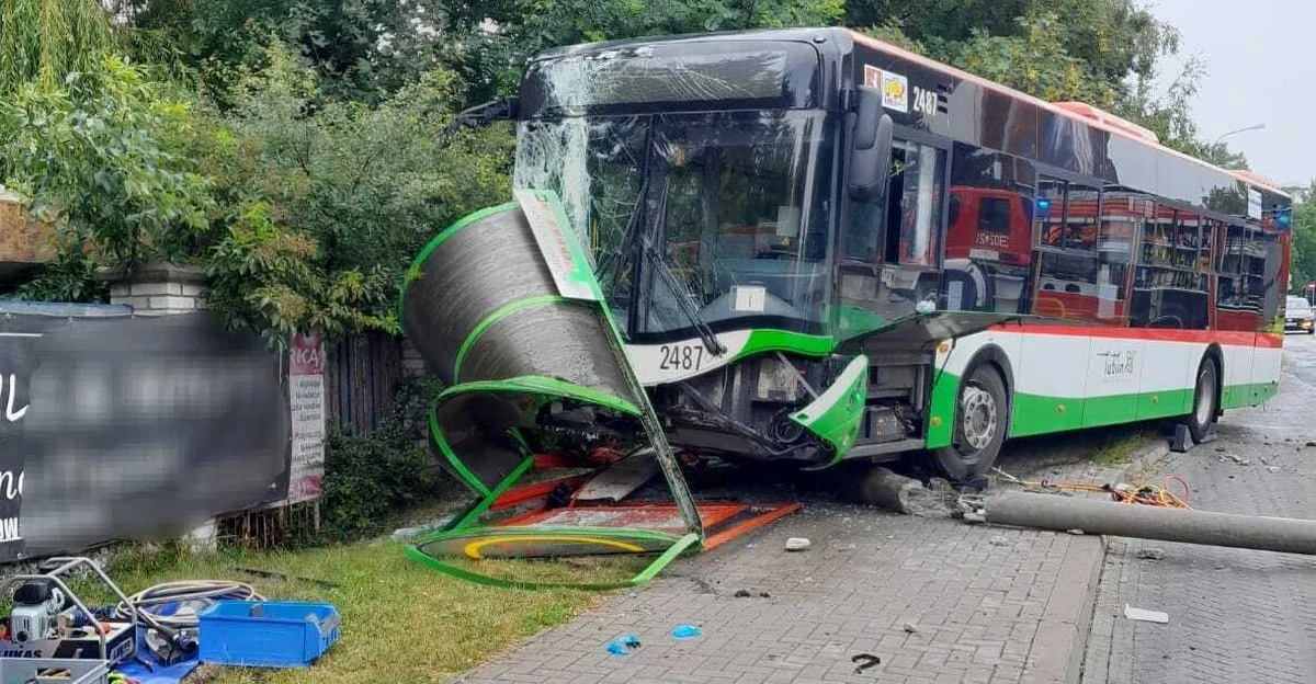Autobus lubelskiej komunikacji miejskiej wjechał w przystanek na ul. Romera. Do szpitala trafiło pięć osób, ale na szczęście ich życiu nie zagraża niebezpieczeństwo.