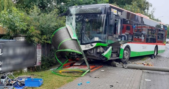 Autobus lubelskiej komunikacji miejskiej wjechał w przystanek na ul. Romera. Do szpitala trafiło pięć osób, ale na szczęście ich życiu nie zagraża niebezpieczeństwo.