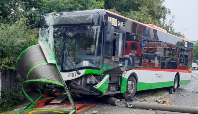 Lublin: Ludzie czekali na autobus. Ten wjechał w przystanek