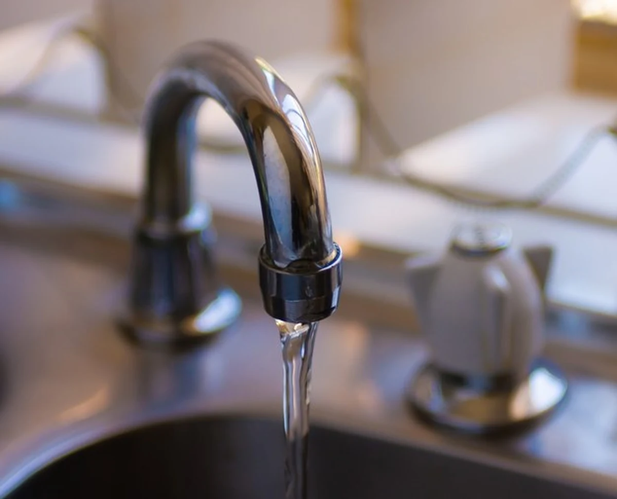 W wodzie z ujęcia w Ćmielowie inspektorzy Powiatowej Stacji Sanitarno- Epidemiologicznej w Ostrowcu Świętokrzyskim wykryli bakterię E. coli. "Woda nie nadaje się do spożycia. Może być stosowana do prac porządkowych" - informuje sanepid.