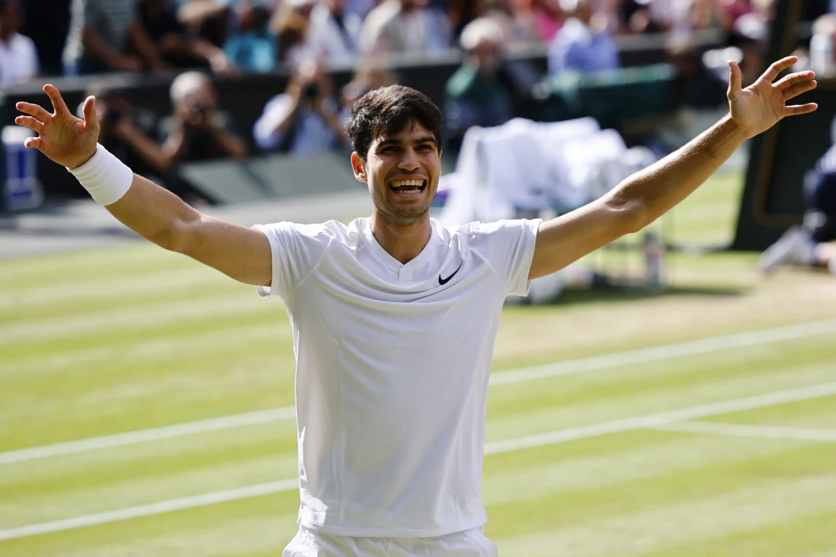Carlos Alcaraz wygrał Wimbledon i obronił tytuł wywalczony przed rokiem. W niedzielnym finale hiszpański tenisista pokonał Serba Novaka Djokovicia 6:2, 6:2, 7:6 (7-4). To jego czwarty wielkoszlemowy triumf w karierze.
