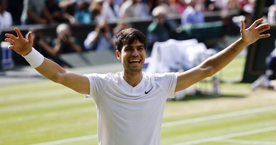 Carlos Alcaraz wygrał Wimbledon i obronił tytuł wywalczony przed rokiem. W niedzielnym finale hiszpański tenisista pokonał Serba Novaka Djokovicia 6:2, 6:2, 7:6 (7-4). To jego czwarty wielkoszlemowy triumf w karierze.