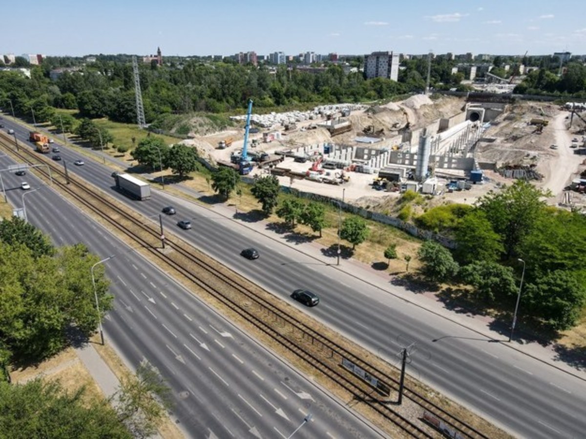 Ulica Konstantynowska między ul. Krzemieniecką a Juszczakiewicza zostanie ponownie otwarta dla ruchu w poniedziałek (15 lipca). Tego samego dnia rozpocznie się remont sygnalizacji na skrzyżowaniu Alei Włókniarzy z ul. Liściastą. 