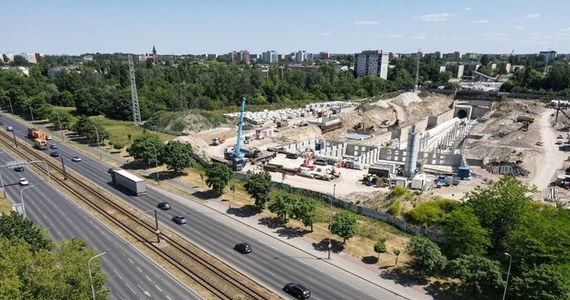 Ulica Konstantynowska między ul. Krzemieniecką a Juszczakiewicza zostanie ponownie otwarta dla ruchu w poniedziałek (15 lipca). Tego samego dnia rozpocznie się remont sygnalizacji na skrzyżowaniu Alei Włókniarzy z ul. Liściastą. 