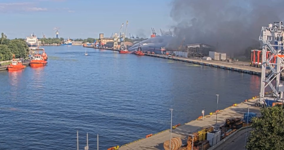 Pożar hali magazynowej w Gdańsku. Gęsty dym nad miastem