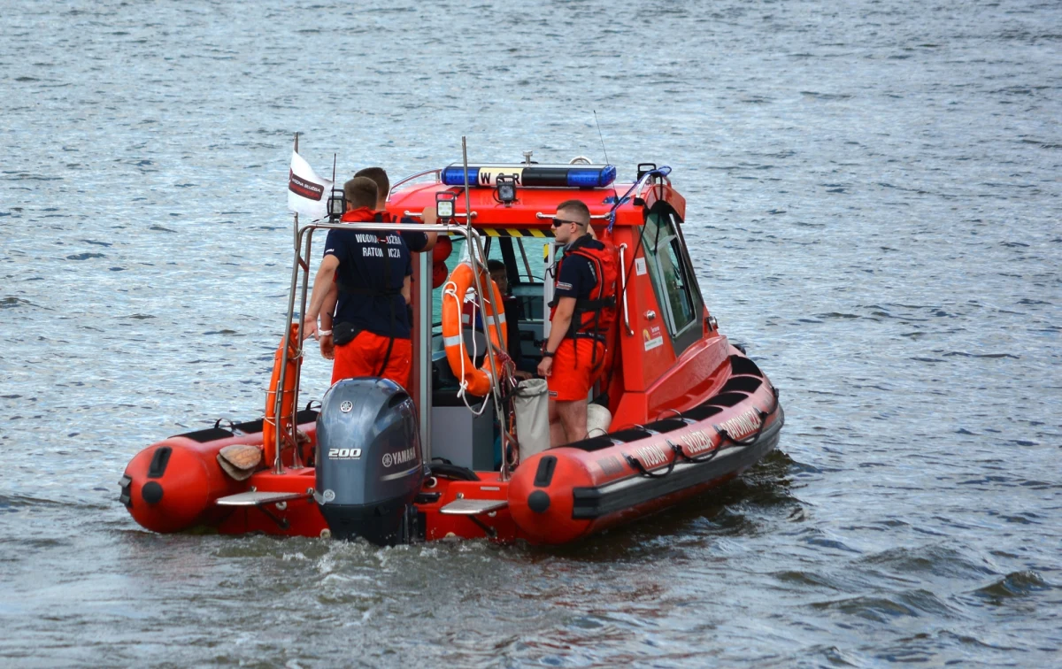 Ratownicy z WOPR w Białobrzegach (Mazowieckie) uratowali czwórkę dzieci porwanych przez nurt Pilicy. Dzieci wraz z ojcem usiłowały przepłynąć w dmuchanych kołach na drugą stronę rzeki. Pompowane zabawki nie zapewniają bezpieczeństwa w rzekach – podkreślili ratownicy i zaapelowali o rozsądek nad wodą.