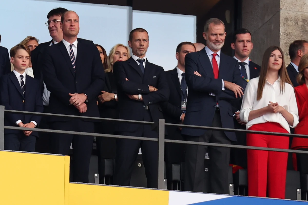 Król Hiszpanii Filip VI oraz następca tronu brytyjskiego książę William wraz z dziećmi oglądali z trybun Stadionu Olimpijskiego w Berlinie finał piłkarskich mistrzostw Europy, w którym Hiszpania wygrała 2:1 z Anglią.