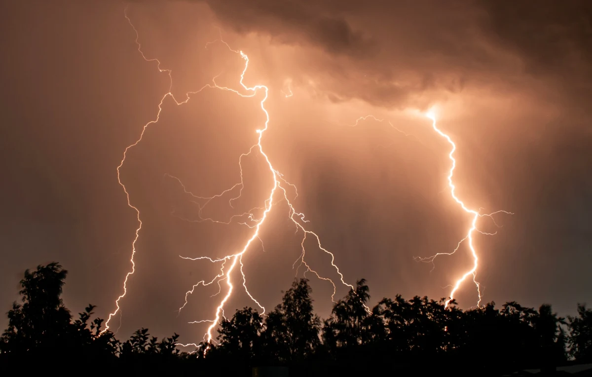 Upały i gwałtowne burze wciąż nad Polską. Instytut Meteorologii i Gospodarki Wodnej wydał w poniedziałek ostrzeżenia I i II stopnia przed burzami dla południowo-wschodniego krańca kraju i ostrzeżenia II stopnia przed upałem dla wschodniej części Polski.