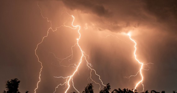 Upały i gwałtowne burze wciąż nad Polską. Instytut Meteorologii i Gospodarki Wodnej wydał w poniedziałek ostrzeżenia I i II stopnia przed burzami dla południowo-wschodniego krańca kraju i ostrzeżenia II stopnia przed upałem dla wschodniej części Polski.