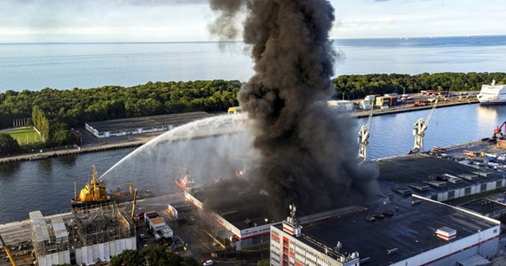 Strażacy dogaszają pożar hali magazynowej na terenie Portu Gdańsk. Płonęło tam m.in. 240 palet z olejem silnikowym. Kłęby gęstego i gryzącego dymu widać było z wielu kilometrów. Prewencyjnie zamknięte zostały plaże Brzeźno Molo i Brzeźno Hallera w Gdańsku. Jednocześnie wprowadzono zakaz kąpieli na odcinku od Nowego Portu do Brzeźna. Agencja Bezpieczeństwa Wewnętrznego, policja i prokuratura zbadają przyczyny wybuchu pożaru w hali magazynowej w gdańskim porcie.