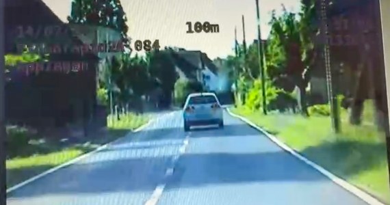 Nawet 148 km/h miała na liczniku 23-latka, która w Klikowie w Lubuskiem nie zatrzymała się do policyjnej kontroli. Podczas ucieczki kobieta przekraczała linie ciągłe, nie sygnalizowała manewrów wyprzedzania i omijania, a momentami jechała pod prąd. Po zatrzymaniu policjanci podsumowali te drogowe wyczyny i dodali do jej konta aż 236 punktów karnych.