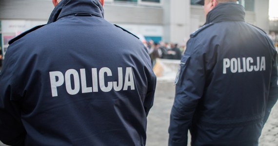 Policjanci z Centralnego Biura Zwalczania Cyberprzestępczości rozbili grupę przestępczą dokonującą przestępstw finansowych przy wykorzystaniu internetu. W wielkiej akcji w całym kraju zatrzymano 22 osoby.