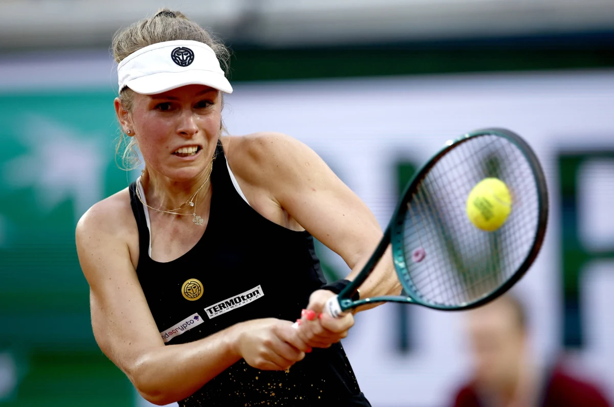 Rozstawiona z "piątką" Magdalena Fręch przegrała z Rosjanką Eliną Awanesjan 6:7 (5-7), 4:6 w pierwszej rundzie tenisowego turnieju WTA rangi 250 na kortach ziemnych w Budapeszcie. 