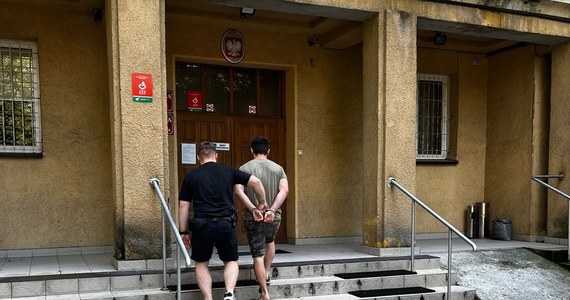 Policjanci zatrzymali trzech młodych mężczyzn, którzy napadli na grupę osób odpoczywających na krakowskim Zakrzówku i zranili maczetą 17-latka z Ukrainy. Dwaj podejrzani przebywali wcześniej w Młodzieżowych Ośrodkach Wychowawczych, wszyscy usłyszeli zarzuty udziału w pobiciu z użyciem niebezpiecznego narzędzia.

