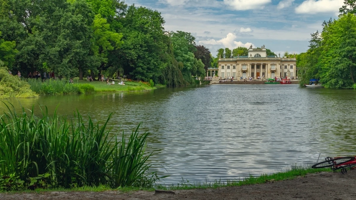 Łazienki Królewskie w Warszawie pozostaną zamknięte. Skutki nawałnic, które przeszły nad stolicą w czwartek, niestety nadal nie zostały usunięte. Na terenie parku nadal jest niebezpiecznie.