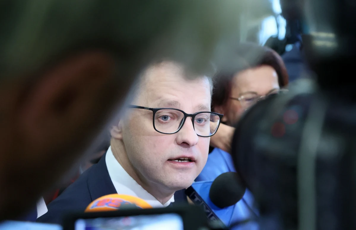 "Poseł Marcin Romanowski został dziś zatrzymany na polecenie prokuratora. Zostanie doprowadzony do Prokuratury Krajowej, gdzie prokurator ogłosi mu zarzuty i przesłucha go w charakterze podejrzanego" - napisała w komunikacie Prokuratura Krajowa. "Te zarzuty nie bronią się pod względem prawnym" -  przekonuje mecenas Bartosz Lewandowski, pełnomocnik Marcina Romanowskiego. 