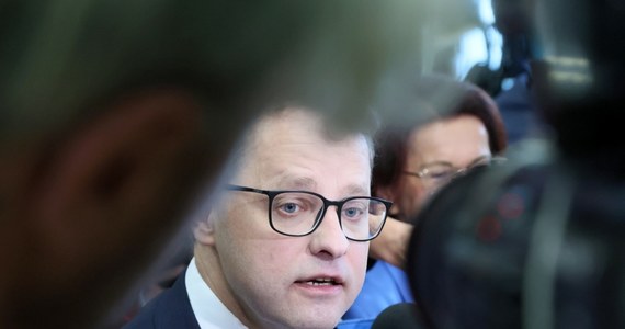 "Poseł Marcin Romanowski został dziś zatrzymany na polecenie prokuratora. Zostanie doprowadzony do Prokuratury Krajowej, gdzie prokurator ogłosi mu zarzuty i przesłucha go w charakterze podejrzanego" - napisała w komunikacie Prokuratura Krajowa. "Te zarzuty nie bronią się pod względem prawnym" -  przekonuje mecenas Bartosz Lewandowski, pełnomocnik Marcina Romanowskiego. 