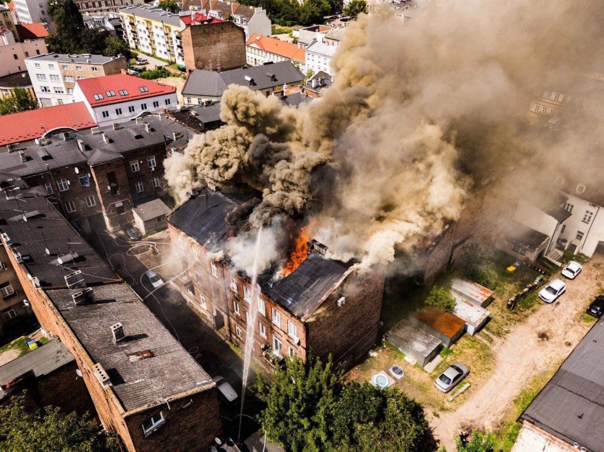 Groźny pożar kamienicy przy ulicy 3 Maja we Włocławku w woj. kujawsko-pomorskim. Z budynku ewakuowało się 20 mieszkańców. Nikomu nic się nie stało. Informację o pożarze otrzymaliśmy na Gorącą Linię RMF FM.
