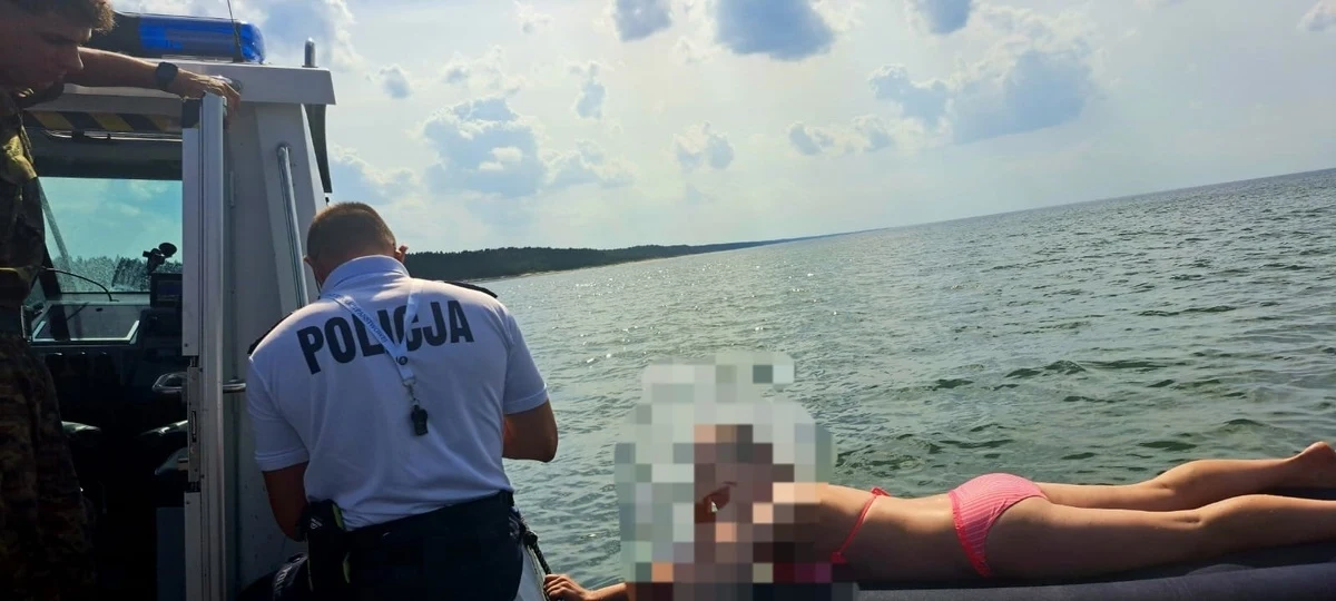 33-latka wypoczywająca nad Bałtykiem była już w drodze do Szwecji - na materacu. Na szczęście wypatrzyli ją funkcjonariusze wspólnego patrolu policji i straży granicznej. Nieświadoma zagrożenia turystka znajdowała się w odległości 400 metrów od brzegu. Została bezpiecznie odeskortowana.