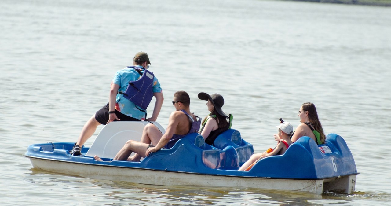 Niestety, alkohol, jeden, głównych, powodów, wypadków, wodą, Polsce, wciąż, zbyt, wiele, osób, wypiciu, napoju, procentami, pływ Piwo a rower wodny - czy można stracić prawo jazdy?