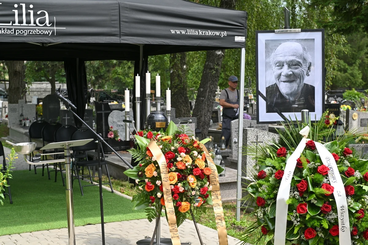 Aktor teatralny i filmowy Feliks Szajnert w poniedziałek spoczął na Cmentarzu Bronowickim w Krakowie. Niesamowity charakter, energia, która zadziwiała, postać nie do zastąpienia – żegnali artystę przyjaciele z Teatru Słowackiego, w którym występował przez pół wieku.