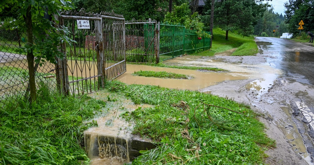  Ratował posesję, nie dał rady. Porwał go prąd