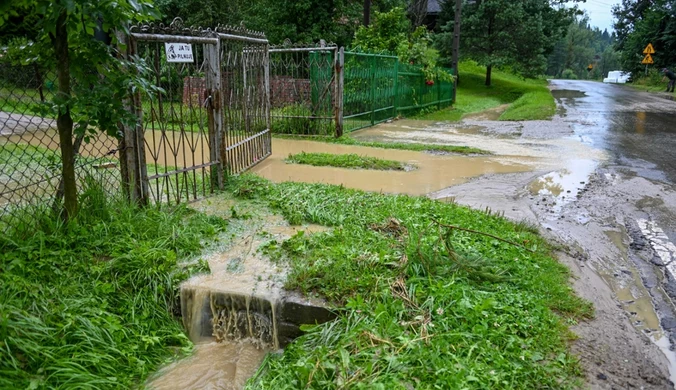 Próbował ratować dobytek, porwała go woda. Akcja służb